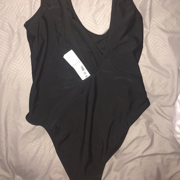 Simple black one piece - Picture 3 of 4